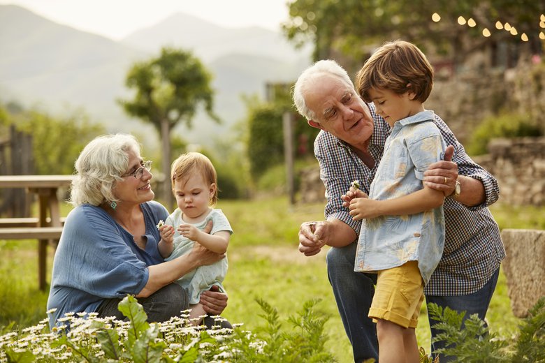 5 занятий для пожилых людей, которые поднимут им настроение и вам