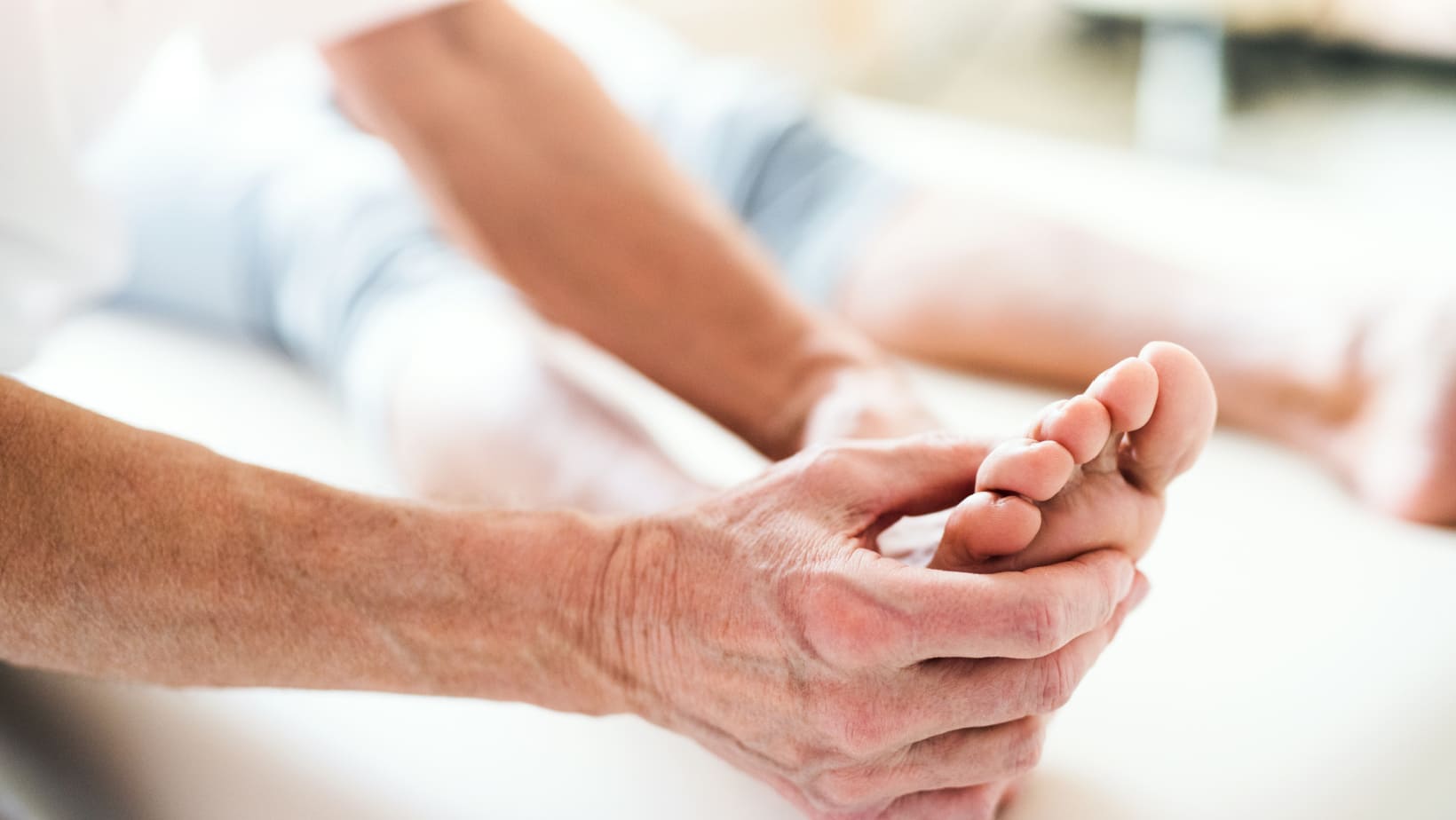 Почему диабетическая стопа чаще возникает у людей пожилого возраста